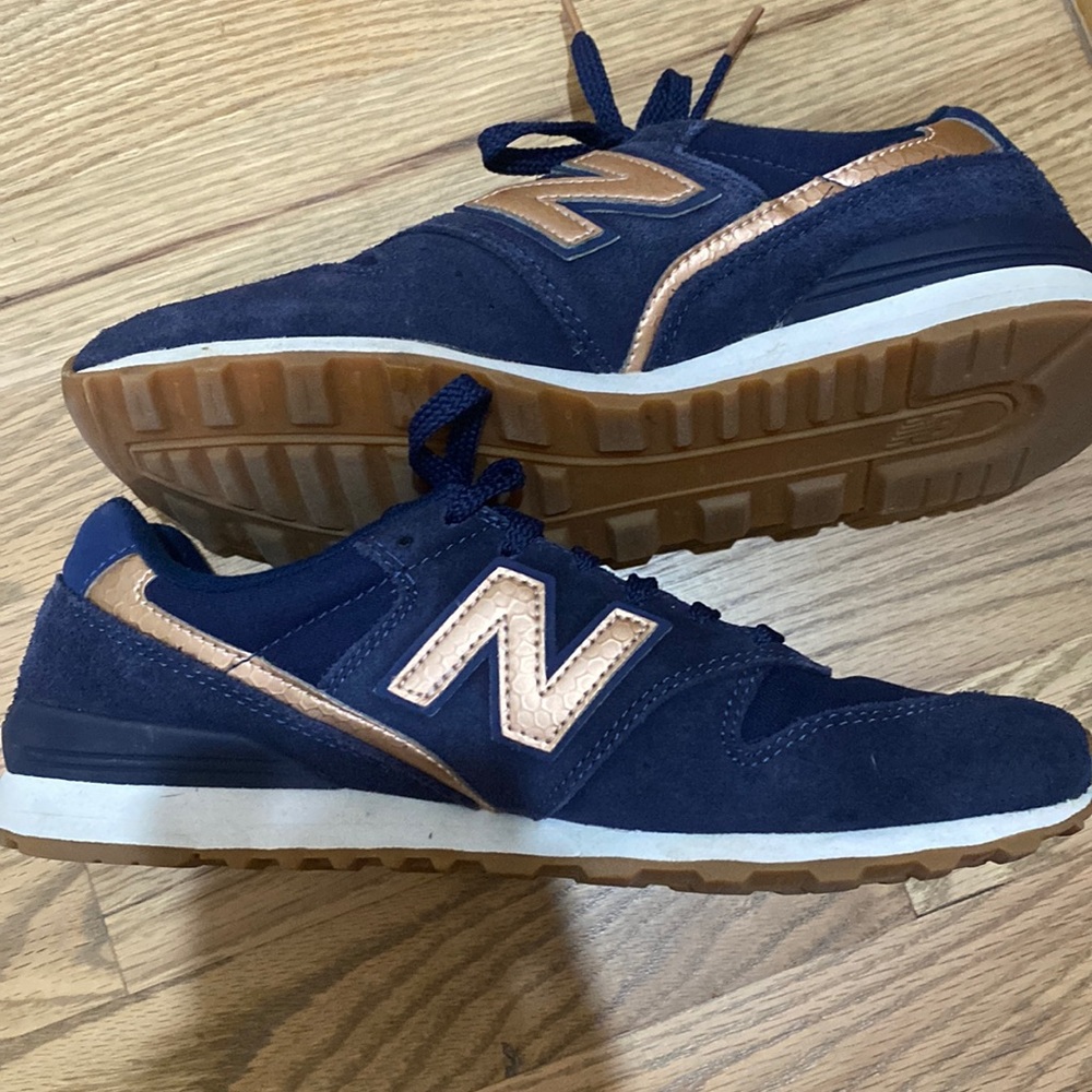 Women’s New Balance 996 sneakers from j crew size 9. Navy blue with rose gold.